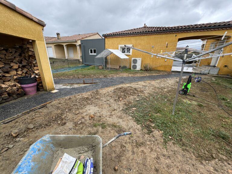 Allée en béton désactivé